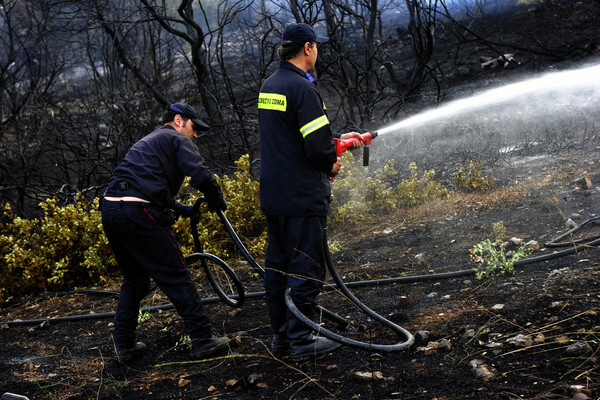 Υπό μερικό έλεγχο η πυρκαγιά στους Αγίους Θεοδώρους