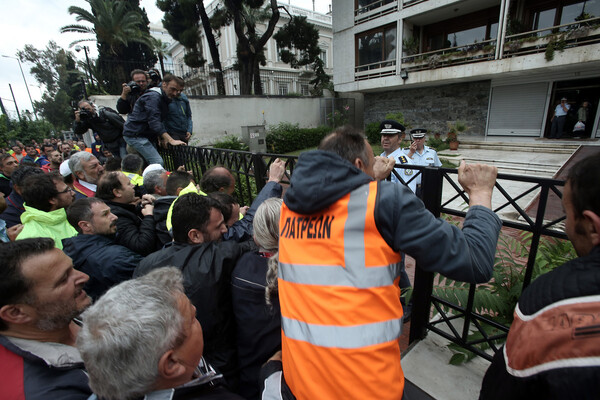 Ένταση στο Διοικητικής Ανασυγκρότησης -Συμβασιούχοι προσπαθούν να εισβάλλουν στο Υπουργείο