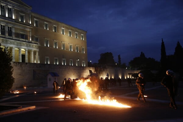 Μέσα ψηφίζουν Μνημόνιο και έξω καίνε- Φωτογραφίες από τα επεισόδια στο Σύνταγμα