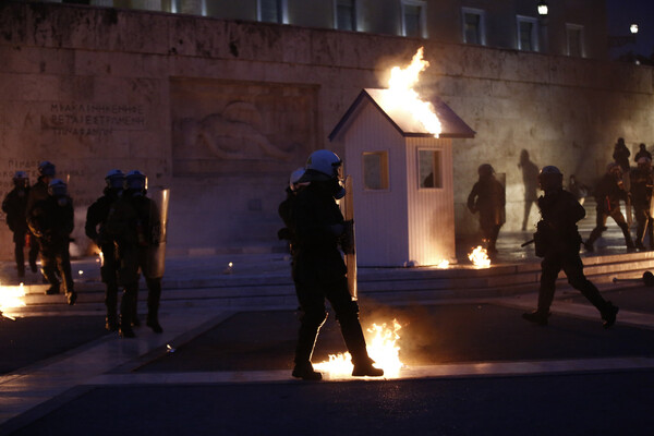 Μέσα ψηφίζουν Μνημόνιο και έξω καίνε- Φωτογραφίες από τα επεισόδια στο Σύνταγμα