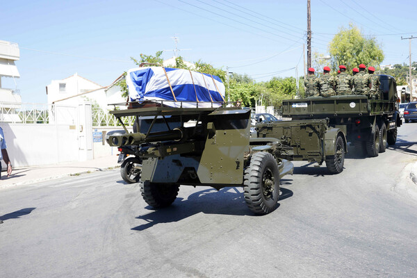 Η στιγμή που ο εγγονός του Κωνσταντίνου Μητσοτάκη τον αποχαιρετά αφήνοντας στο φέρετρο την κατσούνα του