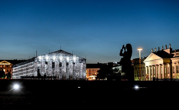 Documenta: Ο επιβλητικός Παρθενώνας των απαγορευμένων βιβλίων στη Γερμανία