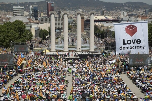 Χιλιάδες Καταλανοί στους δρόμους της Βαρκελώνης διαδήλωσαν για το δημοψήφισμα ανεξαρτησίας τους