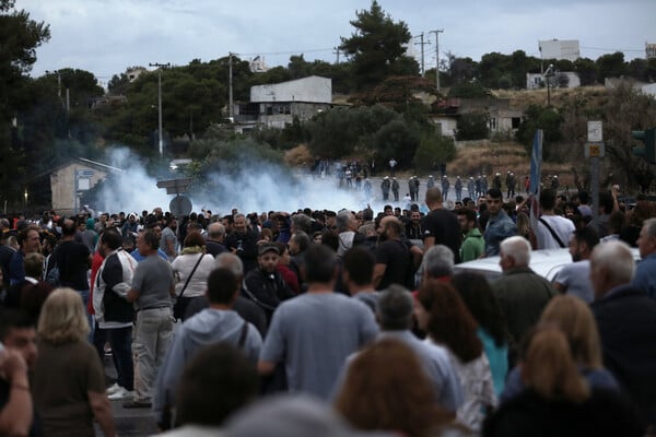 Σκηνικό πολέμου στο Μενίδι: Κάτοικοι έβαλαν φωτιά σε σπίτια Ρομά, πυροβολισμοί, επεισόδια και πέτρες σε τρένο