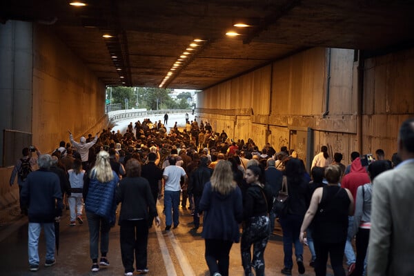 Σκηνικό πολέμου στο Μενίδι: Κάτοικοι έβαλαν φωτιά σε σπίτια Ρομά, πυροβολισμοί, επεισόδια και πέτρες σε τρένο