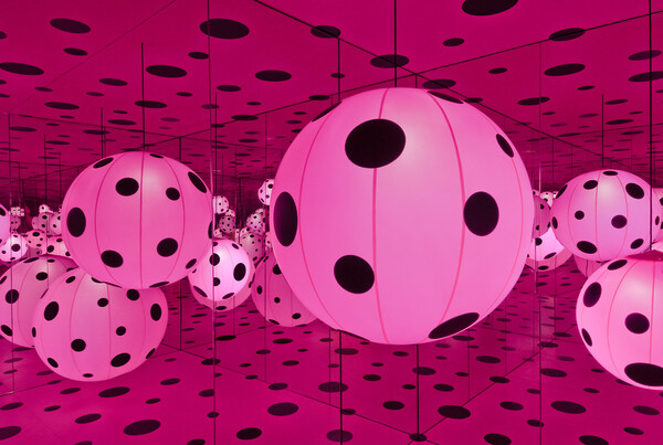 Ο παράξενος, εκθαμβωτικός κόσμος της Yayoi Kusama