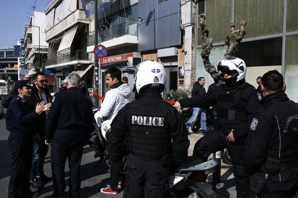 Φωτογραφίες από την επίθεση στα γραφεία των Χρυσαυγιτών στη Μεσογείων