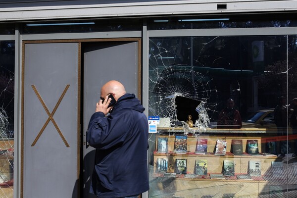 Φωτογραφίες από την επίθεση στα γραφεία των Χρυσαυγιτών στη Μεσογείων