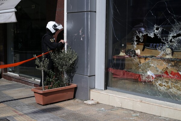 Φωτογραφίες από την επίθεση στα γραφεία των Χρυσαυγιτών στη Μεσογείων