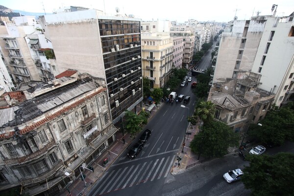 Το χρονικό της επίθεσης, μαρτυρία από αυτόπτη και φωτογραφίες από το αυτοκίνητο του Λ. Παπαδήμου μετά την έκρηξη