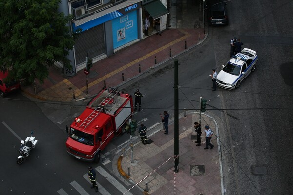 Το χρονικό της επίθεσης, μαρτυρία από αυτόπτη και φωτογραφίες από το αυτοκίνητο του Λ. Παπαδήμου μετά την έκρηξη