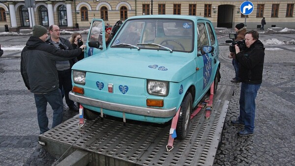 Πολωνοί θαυμαστές του Τομ Χανκς του έστειλαν δώρο ένα vintage Fiat