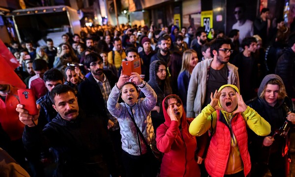 Χιλιάδες υποστηρικτές του «Όχι» στο δημοψήφισμα διαδήλωσαν στην Κωνσταντινούπολη