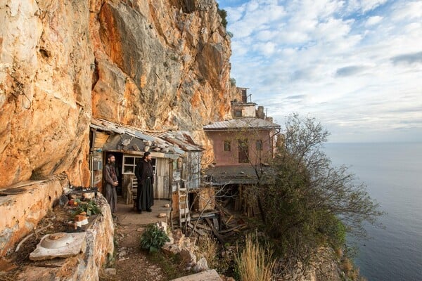 Στις απόκρημνες σκήτες του Αγίου Όρους