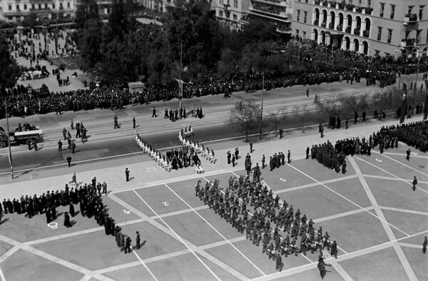 7 σπάνιες φωτογραφίες από την αθηναϊκή παρέλαση του 1945, την πρώτη μετά την απελευθέρωση