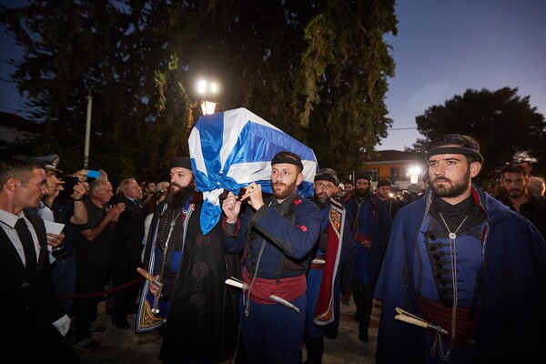 Κρητικοί βρακοφόροι και μαυροφορεμένες γυναίκες υποδέχτηκαν τη σορό του Κων. Μητσοτάκη στα Χανιά (ΒΙΝΤΕΟ)