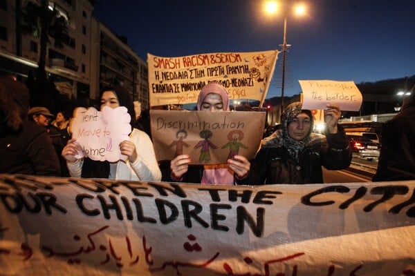 Women's March Athens: Oι γυναίκες στην Αθήνα υψώνουν τη φωνή τους κατά του Τραμπ