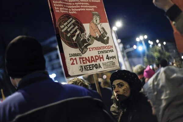 Women's March Athens: Oι γυναίκες στην Αθήνα υψώνουν τη φωνή τους κατά του Τραμπ