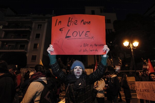 Women's March Athens: Oι γυναίκες στην Αθήνα υψώνουν τη φωνή τους κατά του Τραμπ