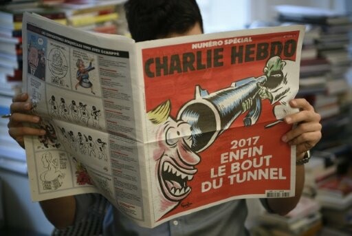 Το επετειακό εξώφυλλο του Charlie Hebdo για τη συμπλήρωση δύο χρόνων από το μακελειό στα γραφεία του