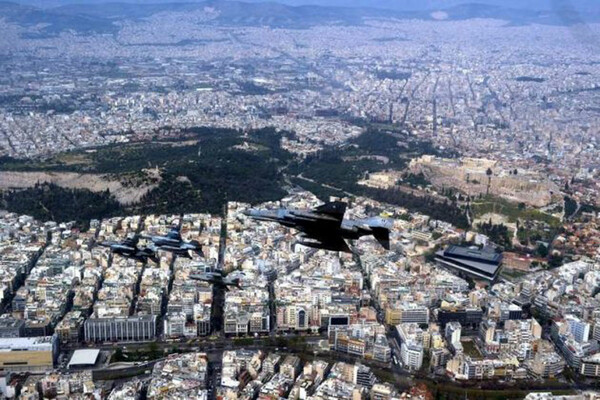 Oι φωτογραφίες της Αθήνας από τα μαχητικά που έκαναν χαμηλές πτήσεις