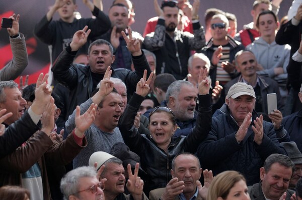 Κλιμακώνεται η ένταση στην Αλβανία - Σε ωριαίο αποκλεισμό των κεντρικών αρτηριών προχωρά η αντιπολίτευση