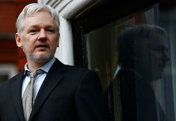 WikiLeaks: Ο Ασάνζ θα συναινέσει στην έκδοσή του στις ΗΠΑ αν ο Ομπάμα απονείμει χάρη στην Τσέλσι Μάνινγκ