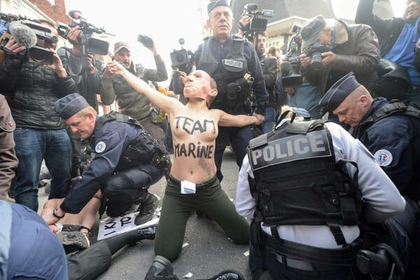 Γυμνόστηθη διαμαρτυρία των Femen στο εκλογικό κέντρο που ψήφισε η Λεπέν - ΒΙΝΤΕΟ