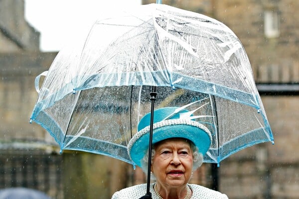 Τι θα συμβεί στη Βρετανία όταν πεθάνει η βασίλισσα Ελισάβετ;