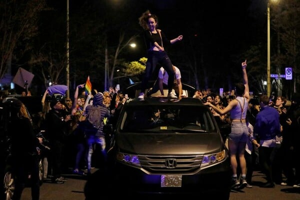 LGBTQ ακτιβιστές έκαναν street party μπροστά από το σπίτι της Ιβάνκα Τραμπ