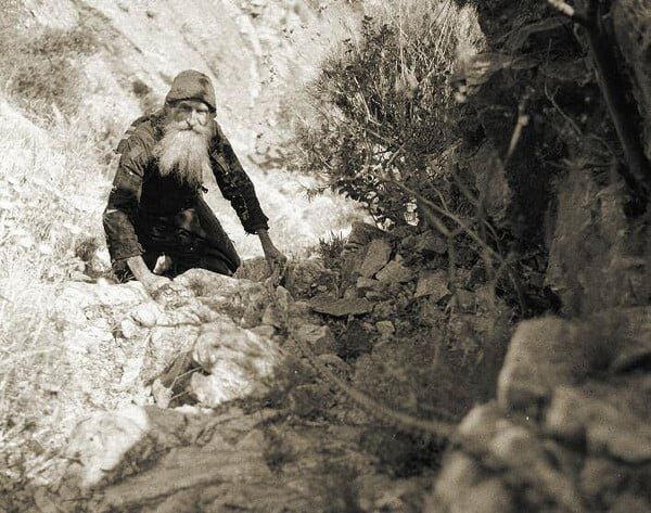 Στις απόκρημνες σκήτες του Αγίου Όρους