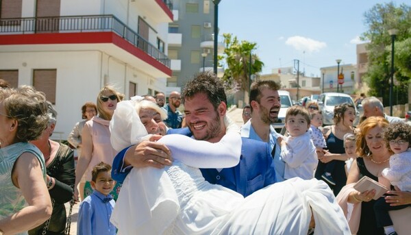 Φίλος του γαμπρού ντύθηκε νύφη και το ρύζι έπεφτε με μπουλντόζα σε γάμο στην Κρήτη