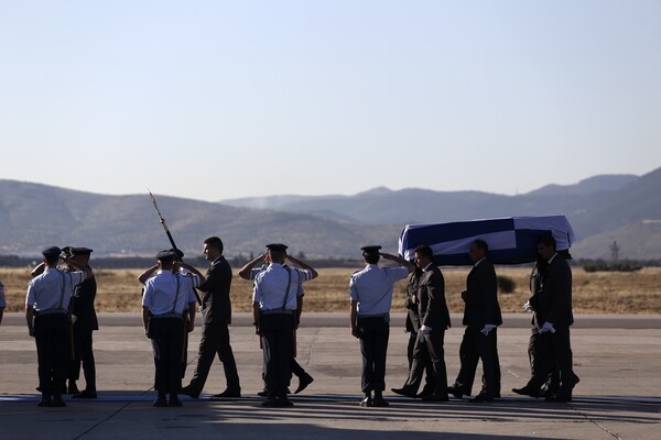 Η σορός του Κων. Μητσοτάκη ταξιδεύει για την Κρήτη, την πατρίδα του πρώην πρωθυπουργού (ΦΩΤΟΡΕΠΟΡΤΑΖ)