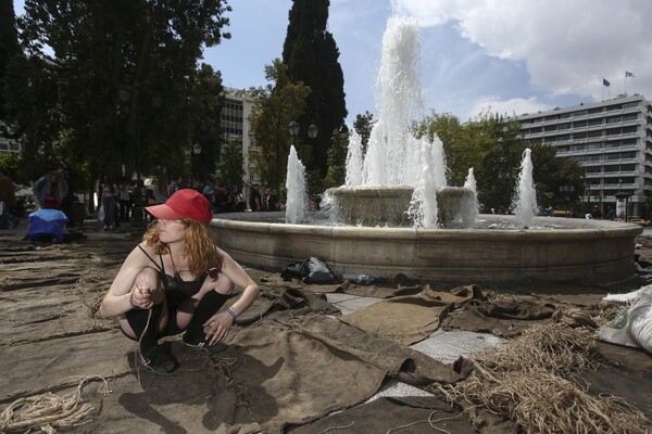 Documenta 14: Αναπαριστώντας τον πολιτικό παλμό της πλατείας Συντάγματος με τσουβάλια