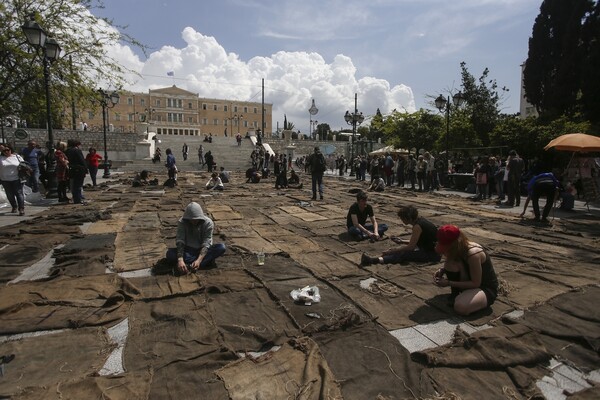 Documenta 14: Αναπαριστώντας τον πολιτικό παλμό της πλατείας Συντάγματος με τσουβάλια