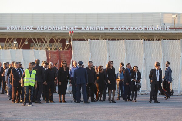 Κρητικοί βρακοφόροι και μαυροφορεμένες γυναίκες υποδέχτηκαν τη σορό του Κων. Μητσοτάκη στα Χανιά (ΒΙΝΤΕΟ)