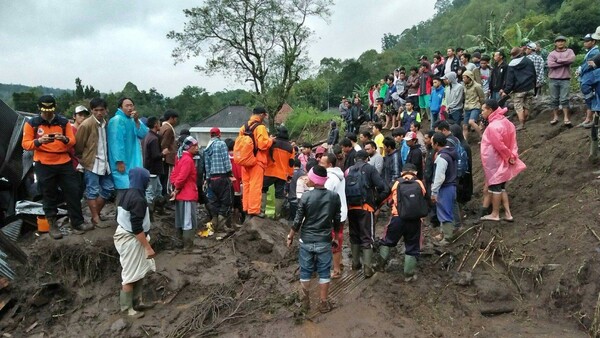 Ινδονησία: Δώδεκα νεκροί από κατολισθήσεις