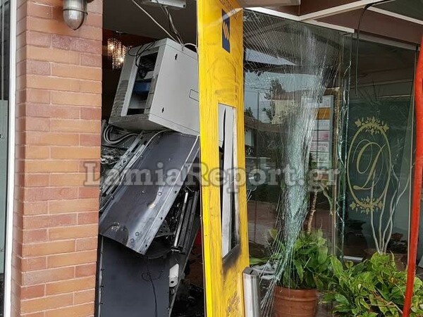 Ανατίναξαν ATM στα Καμένα Βούρλα-Αστυνομία και κάτοικοι μάζευαν χαρτονομίσματα τα ξημερώματα