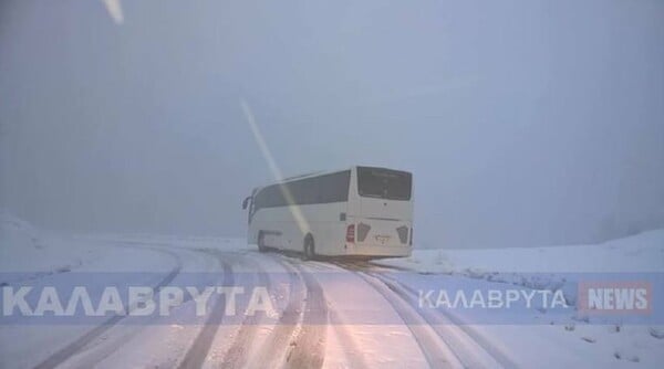 Λεωφορείο με μαθητές εγκλωβίστηκε στα χιόνια στα Καλάβρυτα