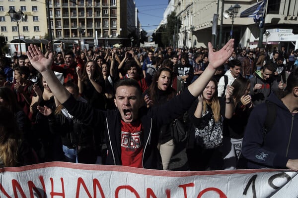 Συλλαλητήριο μαθητών στο κέντρο της Αθήνας-Κλειστοί κεντρικοί δρόμοι