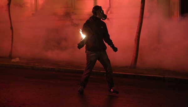 Επιθέσεις με μολότοφ σε διμοιρία των ΜΑΤ στα Εξάρχεια-Αυτή τη φορά υπήρξαν συλλήψεις