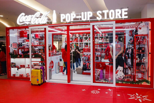 Coca-Cola Pop-Up Store: Νο1 προορισμός και αυτά τα Χριστούγεννα!