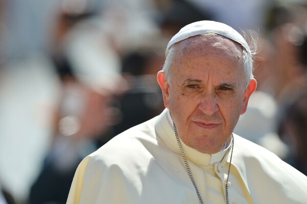 Ο πάπας Φραγκίσκος αφήνει ανοιχτό το ενδεχόμενο χειροτονίας και παντρεμένων ιερέων