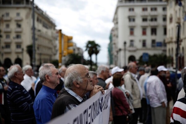 Ολοκληρώθηκε η πορεία των συνταξιούχων στο κέντρο-"Θανατηφόρα" χαρακτηρίζουν τα μέτρα