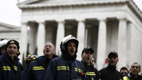 Συγκέντρωση πυροσβεστών έξω από τη Βουλή