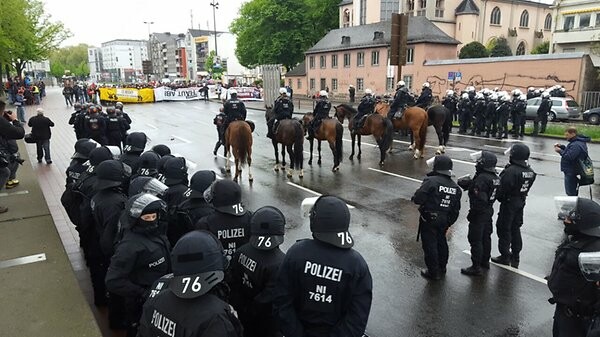 Κολωνία: Δυο αστυνομικοί τραυματίες στις διαδηλώσεις κατά του ξενοφοβικού κόμματος