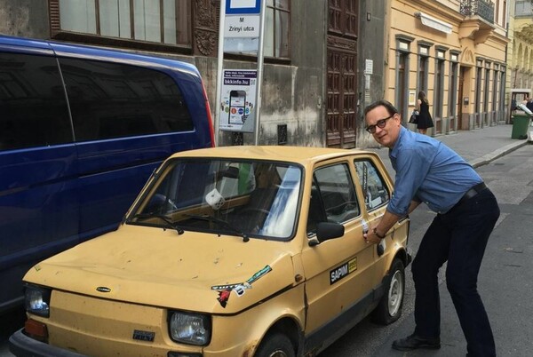 Πολωνοί θαυμαστές του Τομ Χανκς του έστειλαν δώρο ένα vintage Fiat