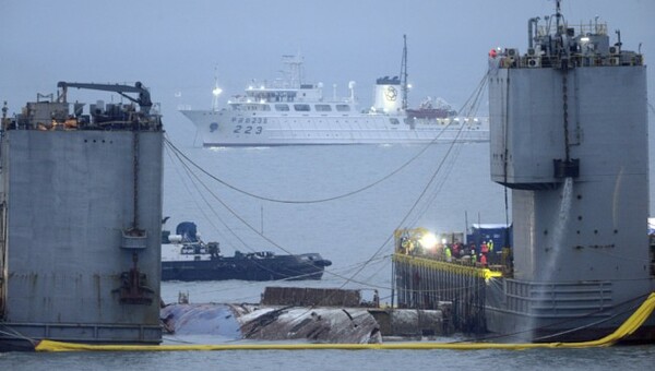 Νότια Κορέα: 1.073 ημέρες μετά, το ναυάγιο του Sewol αναδύεται από τα κύματα