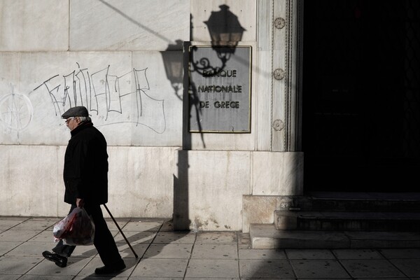 Συνήγορος του Πολίτη: Παράνομες οι μειώσεις στις επικουρικές