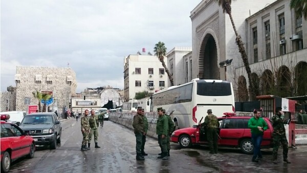 Συρία: Δεκάδες νεκροί από επιθέσεις καμικάζι σε εστιατόριο και σε δικαστήριο στη Δαμασκό